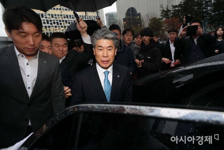 윤종원 IBK기업은행장이 7일 서울 중구 IBK기업은행 본점에서 노조원들의 출근 저지 투쟁에 발길을 돌리고 있다. /문호남 기자 munonam@