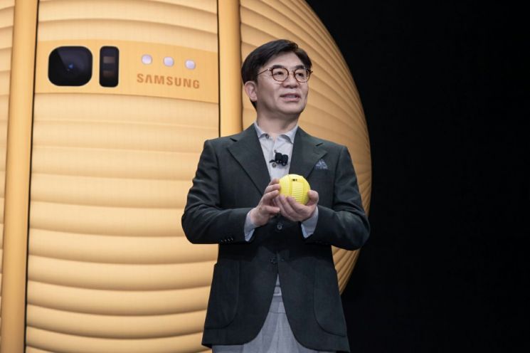 김현석 삼성전자 사장이 지능형 컴패니언 로봇 볼리를 소개하고 있다.