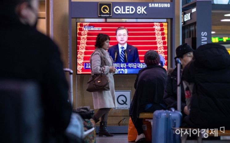 7일 서울역 대합실에서 시민들이 문재인 대통령의 신년사를 시청하고 있다./강진형 기자aymsdream@