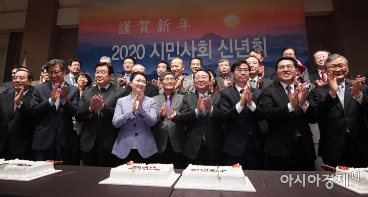 7일 서울 중구 프레스센터에서 범시민사회단체연합 주최로 열린 '2020 시민사회 신년회'에서 이갑산 상임대표와 김무성, 조경태 자유한국당 의원, 이언주 무소속 의원 등 참석자들이 기념촬영을 하고 있다./김현민 기자 kimhyun81@