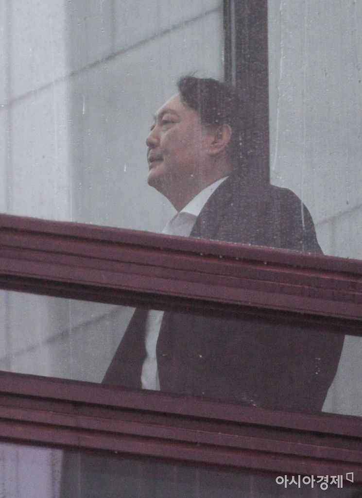 추미애 법무부 장관 예방을 앞두고 있는 윤석열 검찰총장이 7일 서울 서초구 대검찰청에서 이동하고 있다./강진형 기자aymsdream@