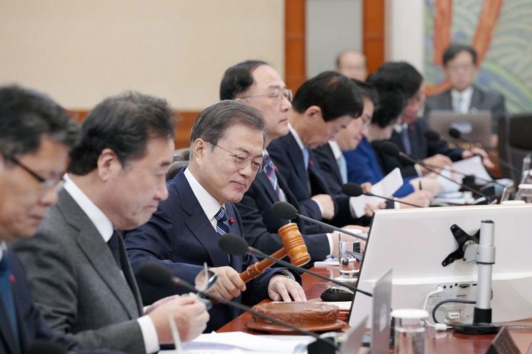 7일 오전 청와대에서는 문재인 대통령 주재로 2020년 제1회 국무회의가 열렸다. [사진제공=청와대]