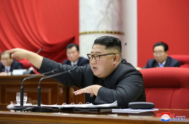 김정은 북한 국무위원장이 지난달 31일 노동당 중앙위원회 본부청사에서 제7기 제5차 전원회의를 지도했다고 1일 조선중앙통신이 보도했다.