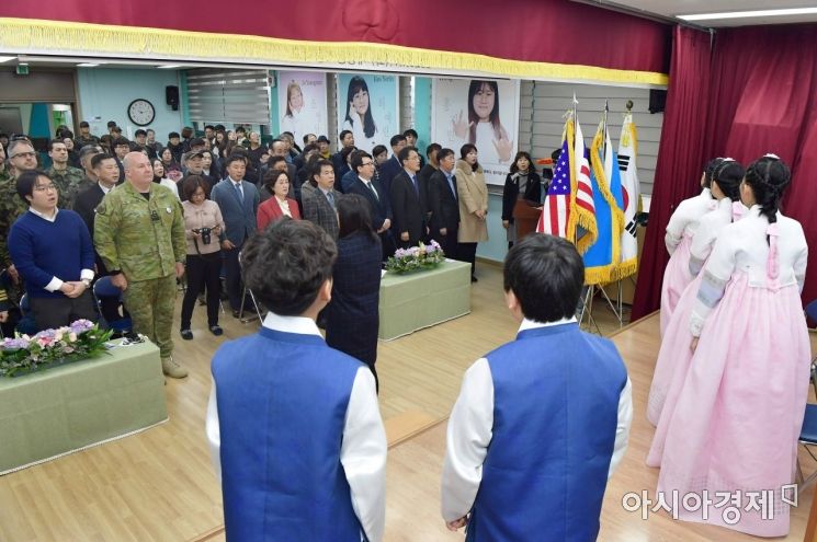 7일 오전 경기도 파주 DMZ내에 위치한 대성동초등학교 졸업식이 열렸다. 참석자들이 국민의례를 하고 있다./사진공동취재단