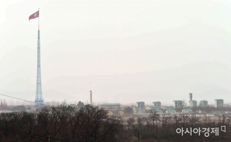 경기도 파주 DMZ내에 위치한 대성동 마을회관 옥상에서 본 북한 기정동 마을. <사진=사진공동취재단>