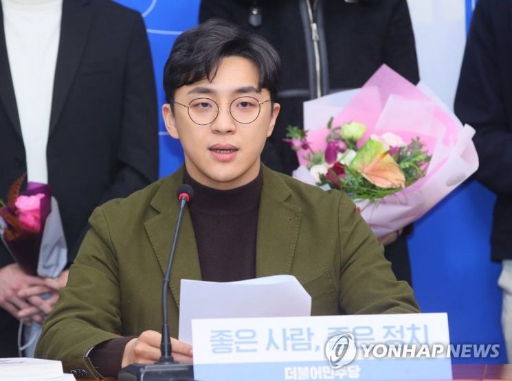 Won Jong-geon, the Democratic Party's 'Recruitment Talent No. 2,' is giving his remarks at the National Assembly on December 29 last year. [Image source=Yonhap News]