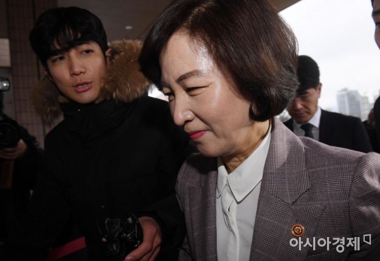 추미애 법무부 장관이 검찰인사위원회가 예정된 8일 경기 정부과천청사 법무부로 출근하고 있다./김현민 기자 kimhyun81@