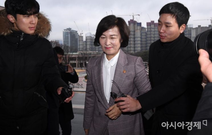 추미애 법무부 장관이 검찰인사위원회가 예정된 8일 경기 정부과천청사 법무부로 출근하고 있다./김현민 기자 kimhyun81@