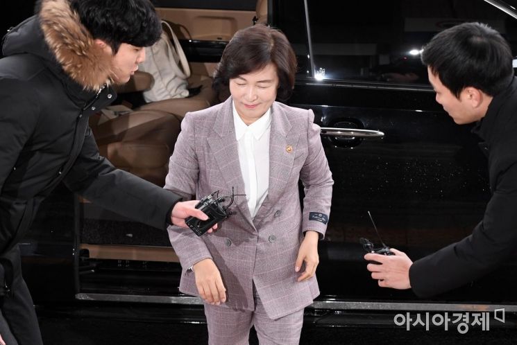 추미애 법무부 장관이 검찰인사위원회가 예정된 8일 경기 정부과천청사 법무부로 출근하고 있다./김현민 기자 kimhyun81@