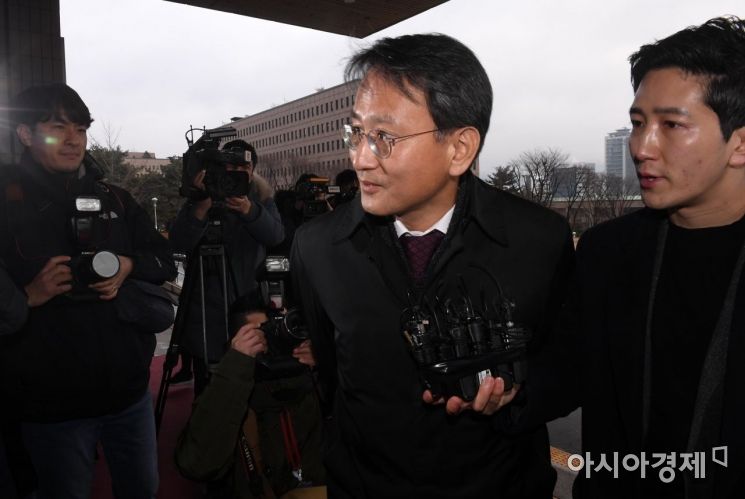 이창재 검찰인사위원회 위원장이 8일 경기 정부과천청사 법무부로 들어서며 취재진의 질문을 받고 있다./김현민 기자 kimhyun81@