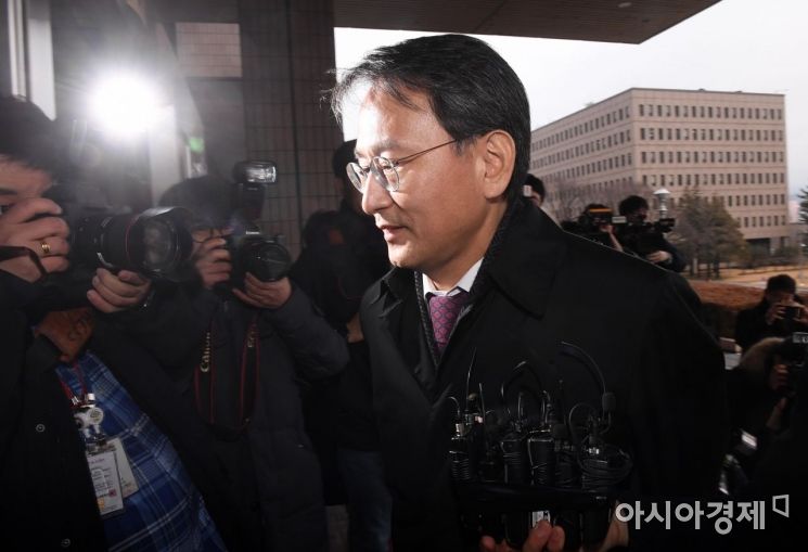 이창재 검찰인사위원회 위원장이 8일 경기 정부과천청사 법무부로 들어서며 취재진의 질문을 받고 있다./김현민 기자 kimhyun81@