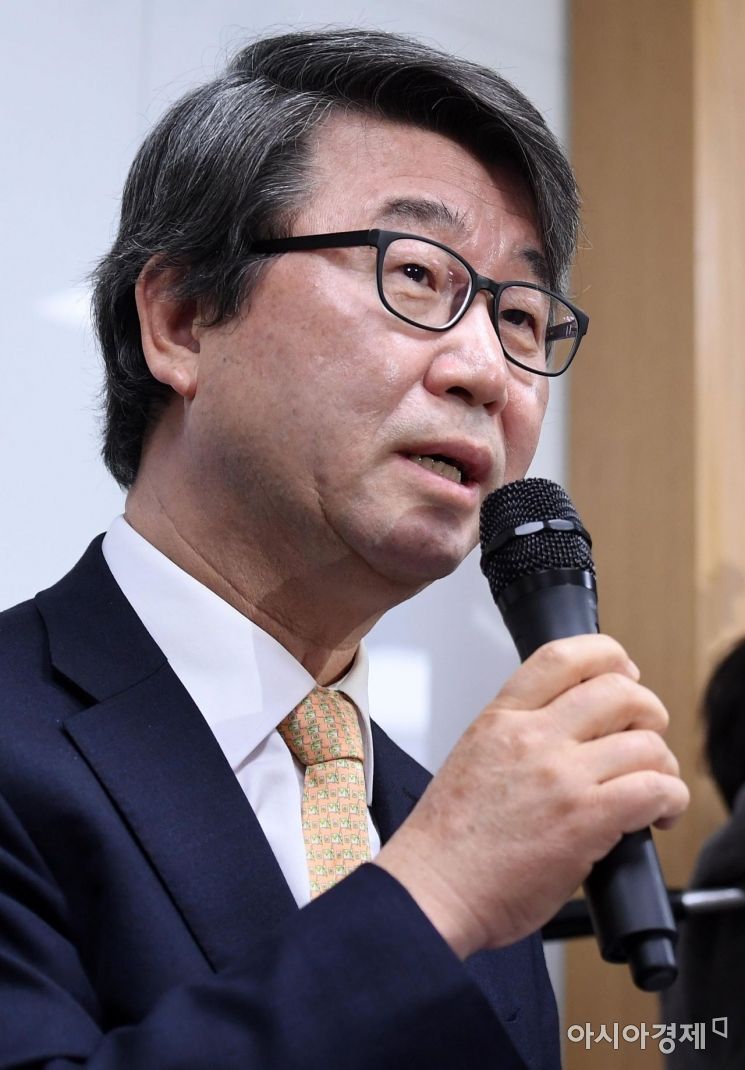 [포토] 수락 배경 설명하는 김지형 변호사