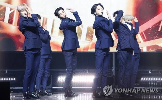 그룹 에스에프나인(SF9)이 지난 7일 오후 서울 용산구 블루스퀘어에서 열린 첫 정규앨범 '퍼스트 컬렉션(FIRST COLLECTION)' 발매 쇼케이스에서 타이틀 곡 무대를 선보이고 있다./사진=연합뉴스