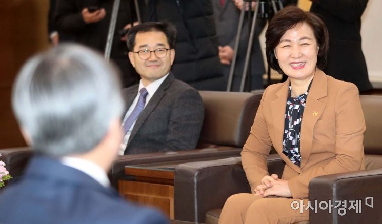 [포토]미소짓는 추미애 법무부 장관