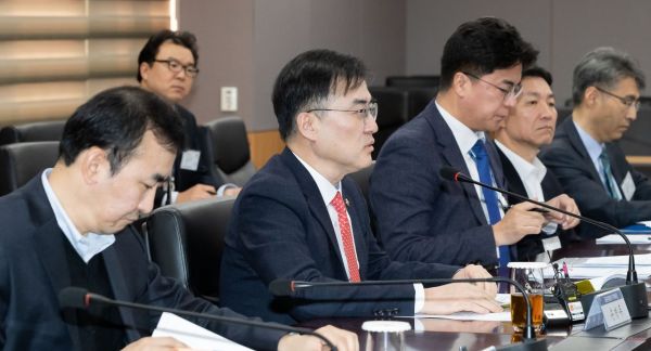 손병두 금융위원회 부위원장(왼쪽 두번째)이 9일 정부서울청사에서 금융시장반 회의를 주재하며 모두발언을 하고 있다.