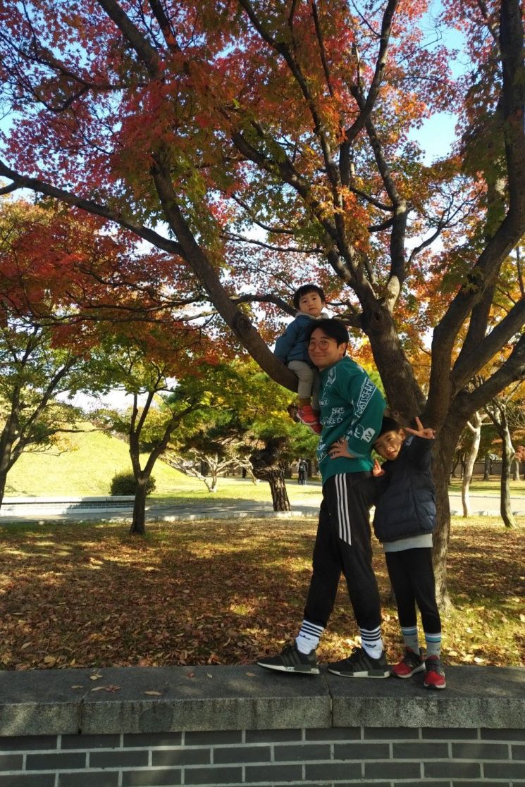 본지 배경환 건설부동산부 기자가 자녀들과 함께 시간을 보내고 있다. (사진=배경환 기자 제공)