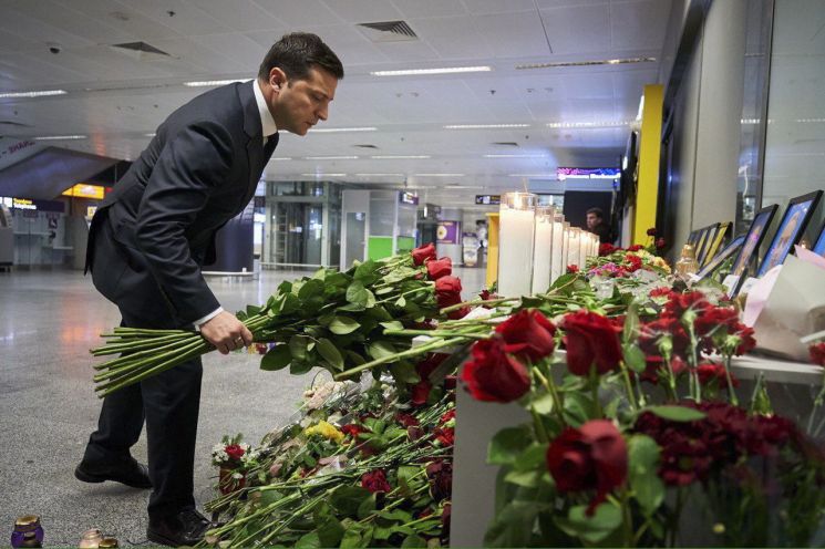 블로디미르 젤렌스키 우크라이나 대통령이 9일(현지시간) 우크라이나 보리스필 공항에 마련된 여객기 사고로 숨진 희생자들의 추모 빈소에 헌화하고 있다. [이미지출처=EPA연합뉴스]