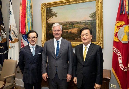 백악관 국가안보회의(NSC)는 트위터를 통해 통해 로버트 오브라이언 백악관 국가안보보좌관이 일본 및 한국의 카운터파트들과 8일(현지시간) 양자 및 3자 회의를 가졌다고 밝혔다. 왼쪽부터 기타무라 시게루 일본 국가안전보장국장, 로버트 오브라이언 백악관 국가안보보좌관, 정의용 국가안보실장 (사진출처=NSC 트위터)