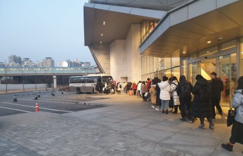 지난 10일 오후 6시경 방문한 서울 용산 신라아이파크면세점. 중국인 관광객들이 셔틀버스를 타기 위해 줄을 서고 있다.