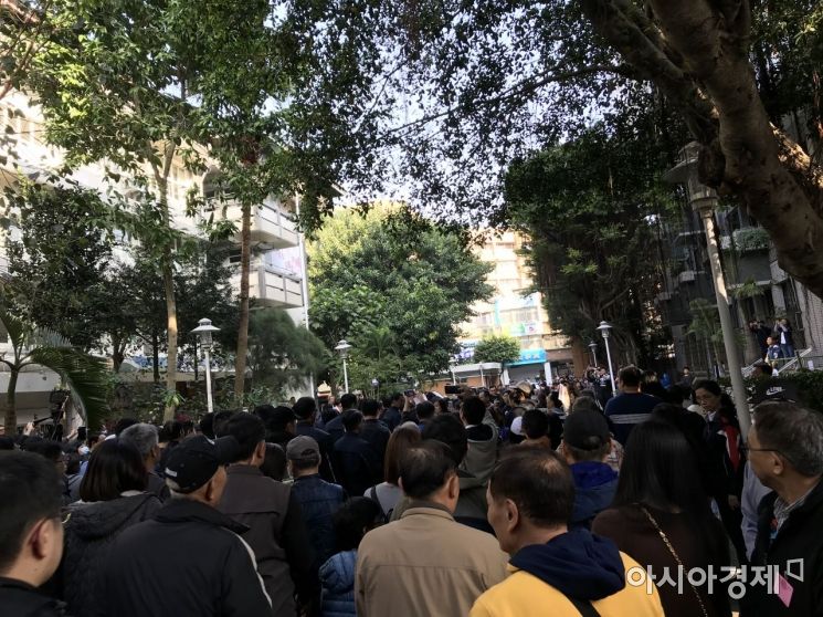 11일 오전 9시 차이잉원 총통이 투표를 위해 찾은 신베이시 용허구 내 투표소는 몰려든 시민과 취재진들로 북새통을 이뤘다.