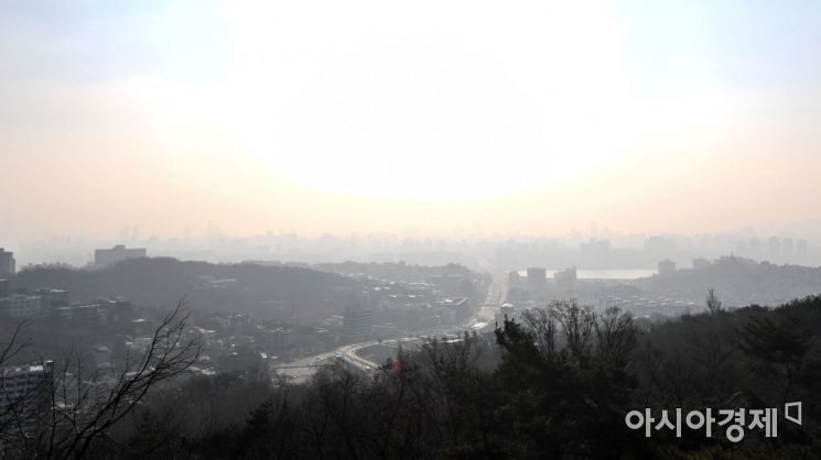 초미세먼지 농도가 '나쁨' 단계인 12일 서울 남산에서 바라본 도심이 미세먼지에 싸여 있다./강진형 기자aymsdream@