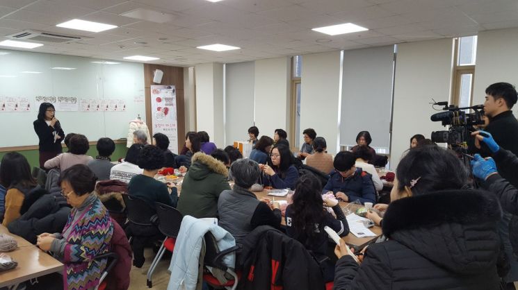 강남구민 A씨 직접 뜬 목도리 나눔으로 설맞이한 까닭?