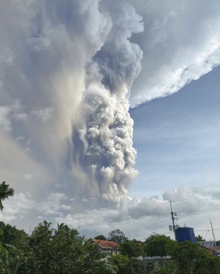 필리핀 마닐라 인근 화산 폭발…'공항 폐쇄·증시 휴장'