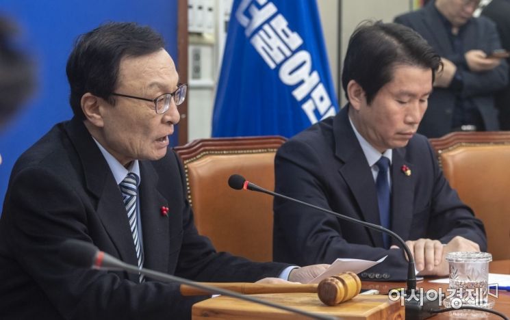 이해찬 더불어민주당 대표가 13일 국회에서 열린 최고위원회의에 참석, 모두 발언을 하고 있다./윤동주 기자 doso7@