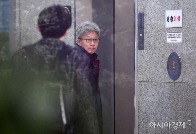 송병기 울산시 경제부시장이 13일 서울 서초구 중앙지검청사로 들어서고 있다./김현민 기자 kimhyun81@