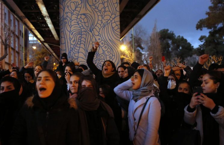 11일(현지시간) 이란 테헤란에서 이란 혁명수비대 미사일에 격추된 우크라이나 여객기 희생자들을 애도하며 정부와 군부를 비판하는 대규모 시위가 열렸다. [이미지출처=연합뉴스]