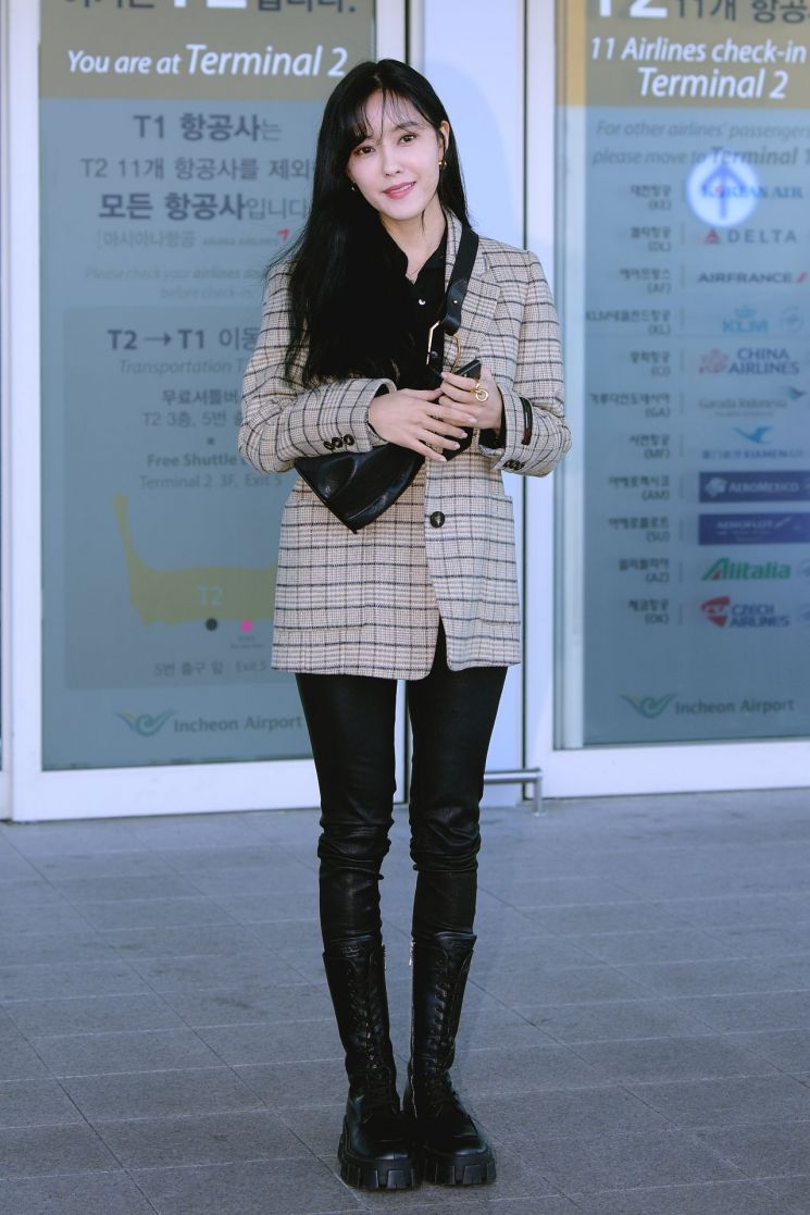 티아라 효민, 재킷 스타일링으로 공항패션 완성