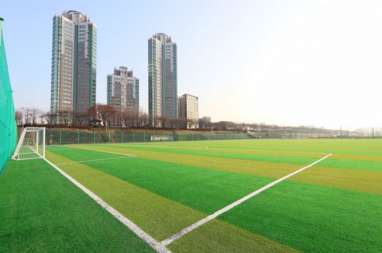 구로구, 안양천 인조잔디축구장 개장