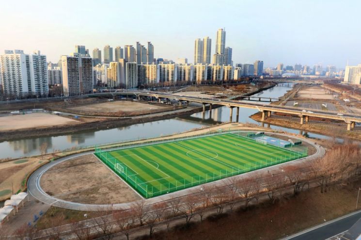 구로구, 안양천 인조잔디축구장 개장