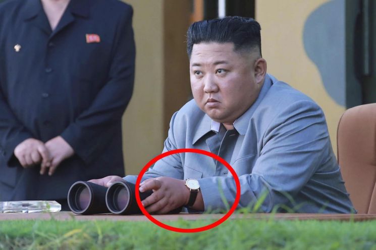 지난해 7월 25일 단거리 탄도미사일 발사 참관 때 김정은 북한 국무위원장이 차고 있던 손목시계는 1000만원이 훌쩍 넘는 스위스산 제품으로 알려졌다.