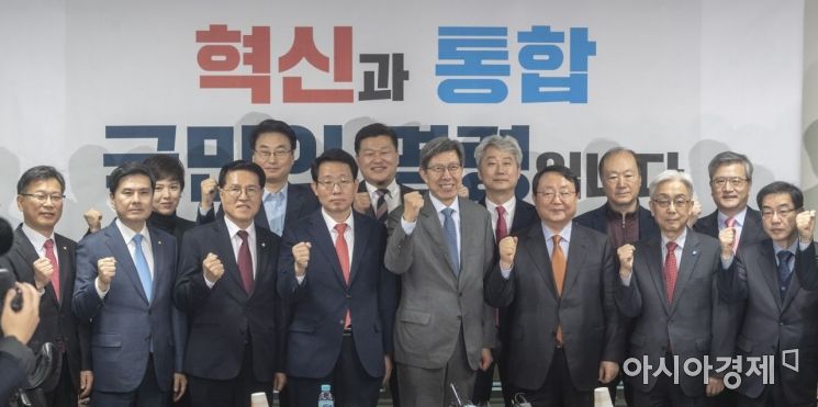 [단독]한국당, 100% 국민 여론조사로 새보수와 통합 공천