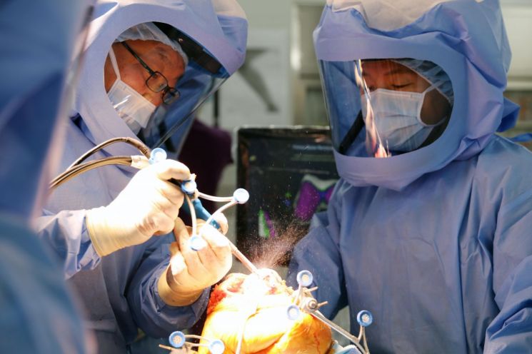 인공지능 로봇으로 무릎 인공관절 수술을 하고 있는 모습<이미지출처:연합뉴스>