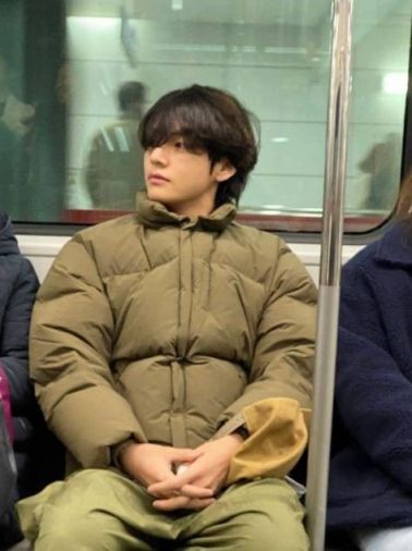 방탄소년단 뷔, 지하철서 포착…누리꾼 "일상이 화보"