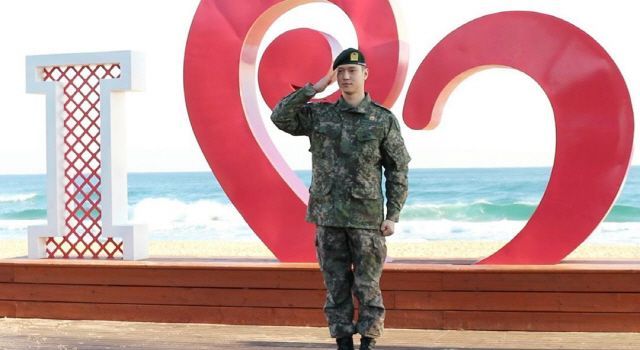 전역식에서 팬들에게 경례 중인 고경표/사진=씨엘엔컴퍼니 제공