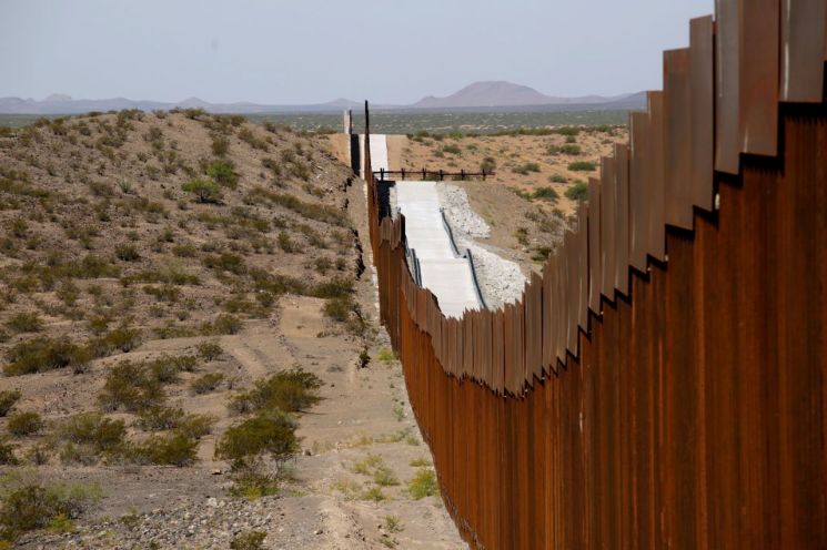 美 국경장벽 건설에 국방비 72억＄ 전용...민주·공화 모두 비난   
