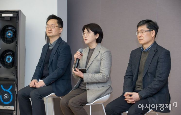 삼성전자가 15일 서울 우면동에 위치한 '삼성전자 서울 R&D캠퍼스'에서 기자간담회를 열고 2020년형 ‘무풍에어컨’과 공기청정기 ‘무풍큐브’를 공개했다. 삼성전자 생활가전사업부 이재환 상무, 유미영 상무, 서형준 마스터(왼쪽부터)가 기자들의 질문에 답변하고 있다.(사진제공 : 삼성전자)