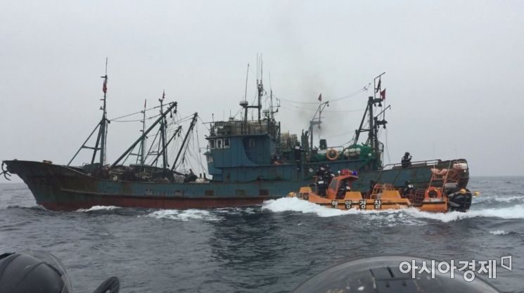 해양경찰이 불법 조업 외국어선을 검문 검색하고 있다. [사진=해양경찰청]