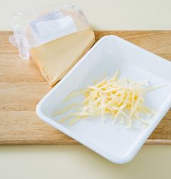 1. 고다 치즈는 채칼로 일정한 두께로 썬다.