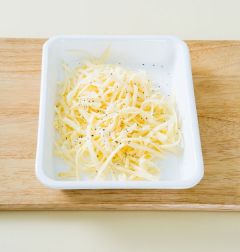 2. 고다 치즈에 후춧가루를 뿌려 간을 한다.