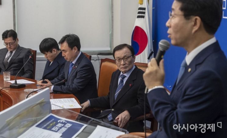 이해찬 더불어민주당 대표가 15일 국회에서 열린 21대 총선 공약을 발표에 참석, 조정식 정책위의장의 발표장면을 지켜보고 있다. 민주당은 총선 1호 공약으로 '전국 무료 와이파이 시대 개막'을 약속했다./사진=아시아경제DB