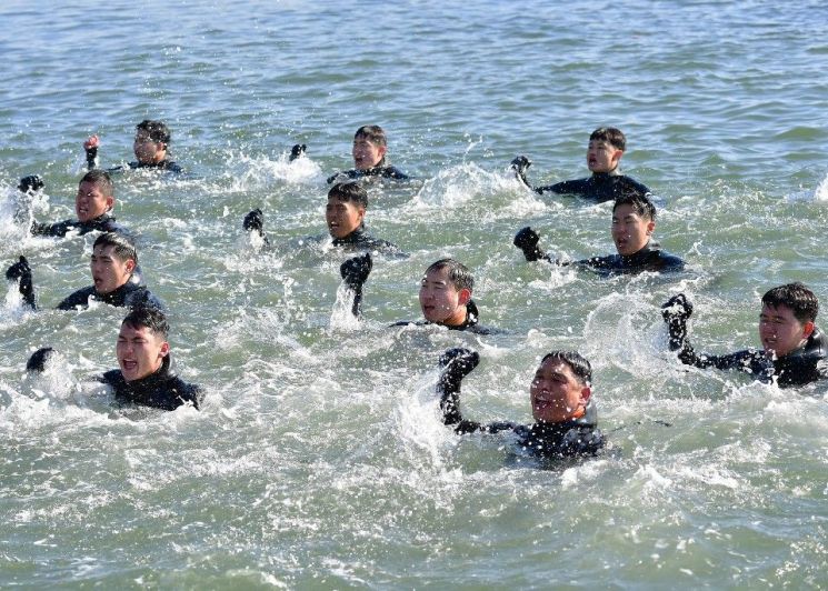 [양낙규의 Defence Club photo]얼음 바다 속 해군 최강자 SSU의 훈련