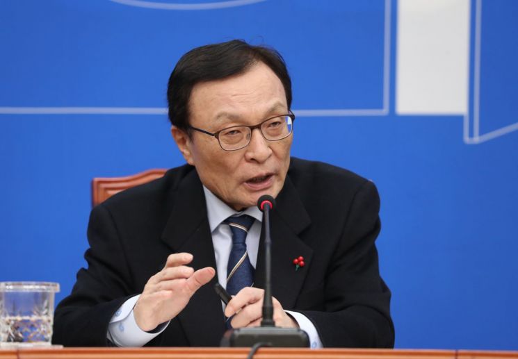 더불어민주당 이해찬 대표가 16일 오전 서울 여의도 국회 당대표 회의실에서 신년 기자간담회를 하고  있다/사진=연합뉴스