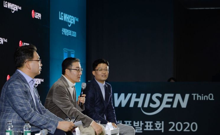 (왼쪽부터)LG전자 RAC연구개발담당 배정현 상무,  에어솔루션사업부장 이감규 부사장, 한국B2B마케팅담당 임정수 담당이 16일 오전 서울 청담동 디자이너클럽에서 진행한 '2020년형 LG 휘센 씽큐 에어컨 신제품 발표회'에서 질문에 답변하고 있다.