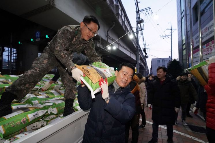 10년째 소외이웃 위해 쌀 300포씩 보낸 얼굴 없는 천사 누구?