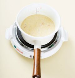4. 국물이 끓으면 우유(또는 생크림)를 넣고 천천히 저으며 2분 정도 더 끓인다.