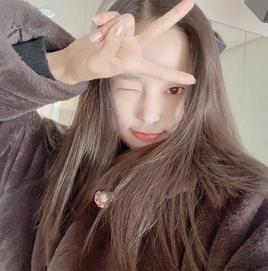 아이돌 그룹 CLC 멤버 예은이 사진을 찍고 있다 / 사진=예은 인스타그램 캡처